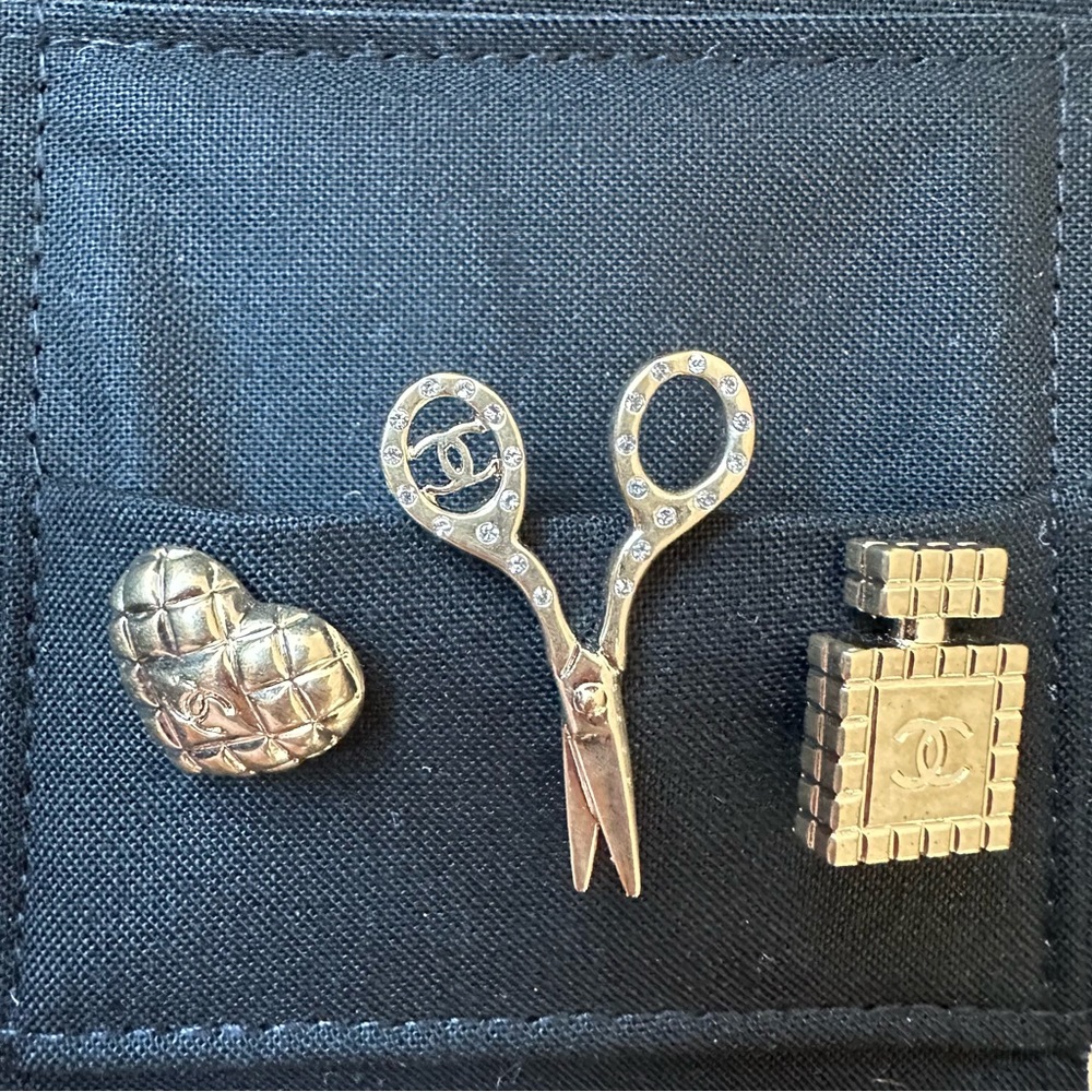🚨 HOST PICK 🆕 Chanel Matte Gold Mini Brooch Set: Heart, Perfume, Scissors - Picture 4 of 15